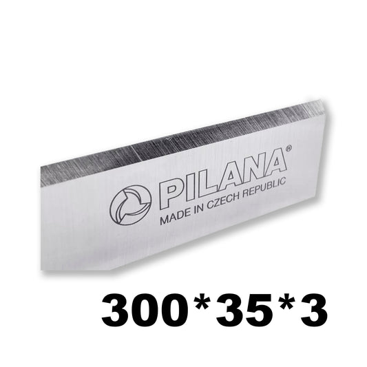 Cuțit de rindeluire Pilana 300 x 35 x 3 mm, compatibil cu mașinile de abric (Abricht). Fabricat din oțel de înaltă calitate pentru o tăiere precisă și durabilitate maximă.